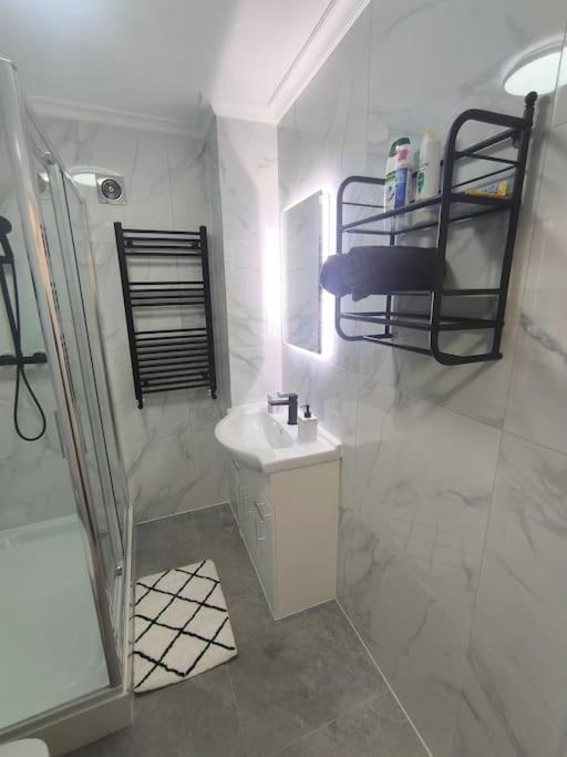 Style Room, Near Tooting Broadway Station Londra